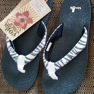 SANUK women's sz 6 yoga mat flip flops zebra NWT